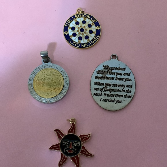 Four assorted pendants - Picture 2 of 7